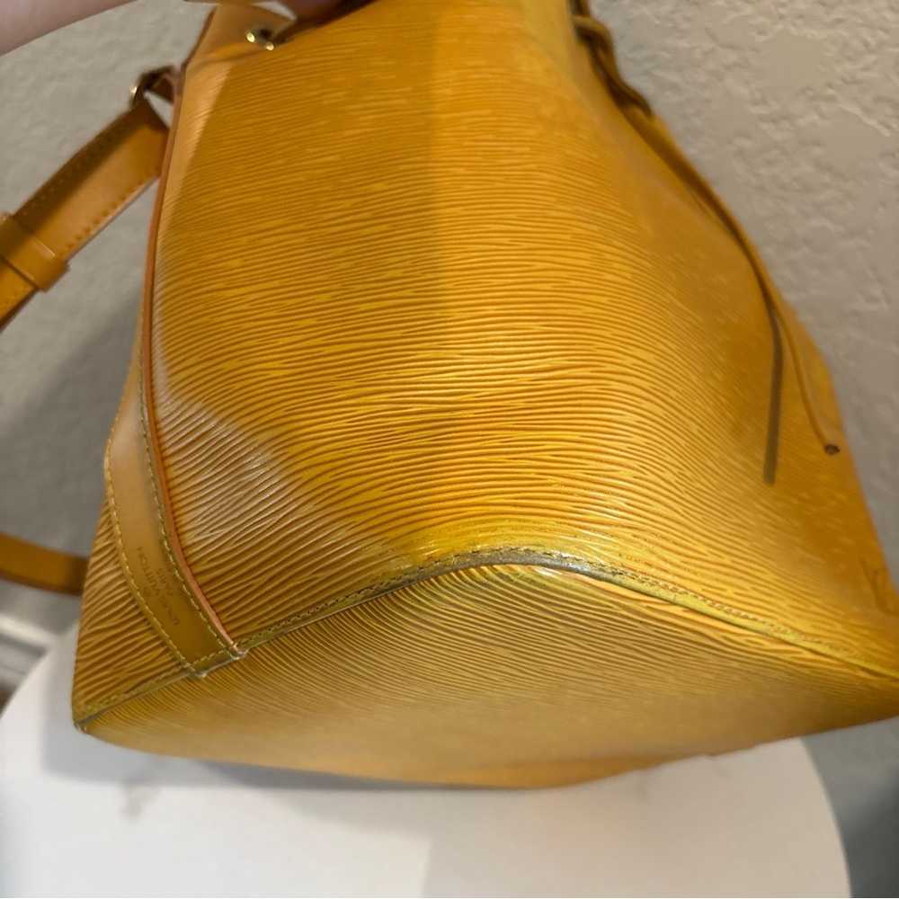 Louis Vuitton Yellow Epi Leather Bucket Shoulder Bag - Picture 6 of 13
